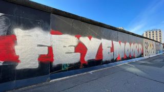 Ein "Feyenoord"-Schriftzug auf der Berliner East-Side-Gallery. (Bild: rbb)