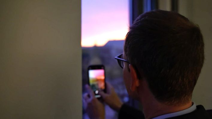 Michael Müller fotografiert den Sonnenuntergang aus seinem Bundestagsabgeorndetenbüro. (Quelle: rbb)