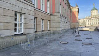 Umzäunte Fassade am Potsdamer Landtag (Quelle: Oliver Soos/rbb)