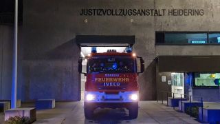 Ein Feuerwehrwagen vor der JVA Heidering.