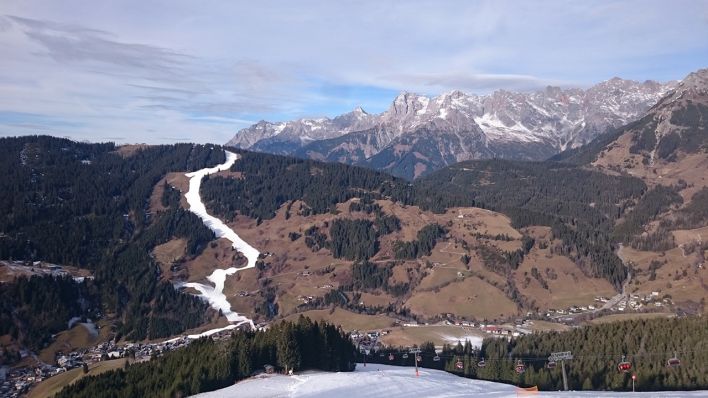 Piste im Grünen: Foto vom nur teilweise Schnee-bedeckten Skigebiet. (Quelle: L. Klamt)