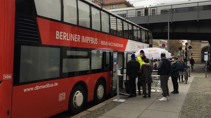Berliner Impfbus, heute mit Team von den Maltesern, vor der Humboldt Universität am Grimm-Zentrum. (Quelle: rbb/A. Miersch)