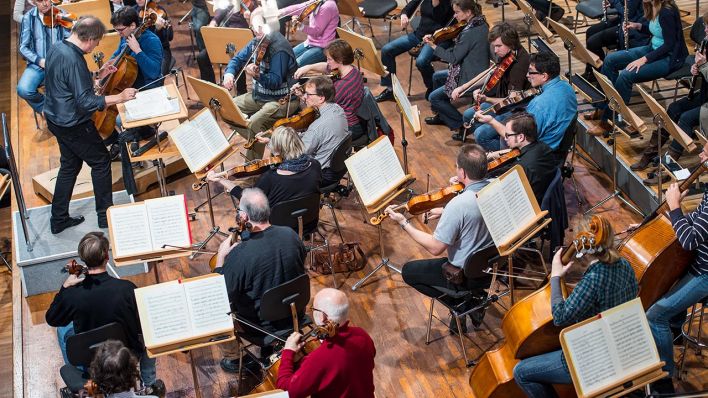Das Brandenburgische Staatsorchester bei einer Probe in der Konzerthalle in Frankfurt (Oder) (Quelle: dpa/Patrick Pleul)