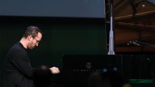 Archivbild: Igor Levit, russisch-deutscher Pianist, spielt am 09.11.2018 auf der Bundesdelegiertenkonferenz von Bündnis 90/Die Grünen Klavier. (Quelle: dpa/Jan Woitas)
