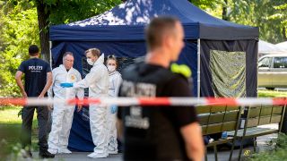 Beamte der Spurensicherung stehen am 23.08.2019 an einem Faltpavillon am Tatort eines Mordes an einem Tschetschenen im Kleinen Tiergarten. (Quelle: dpa/Christoph Soeder)