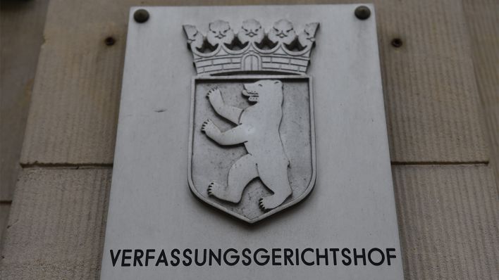 Ein Schild mit der Aufschrift "Verfassungsgericht" ist am Eingang des Berliner Verfassungsgerichts befestigt. Aufnahme vom 25.05.2020 (Quelle: dpa/Sven Braun)