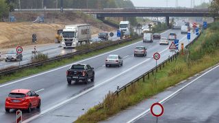Autos und LKW fahren am 08.10.2020 auf der Autobahn A10 an der Anschlussstelle Birkenwerder (r) vorbei. (Quelle: dpa/Soeren Stache)