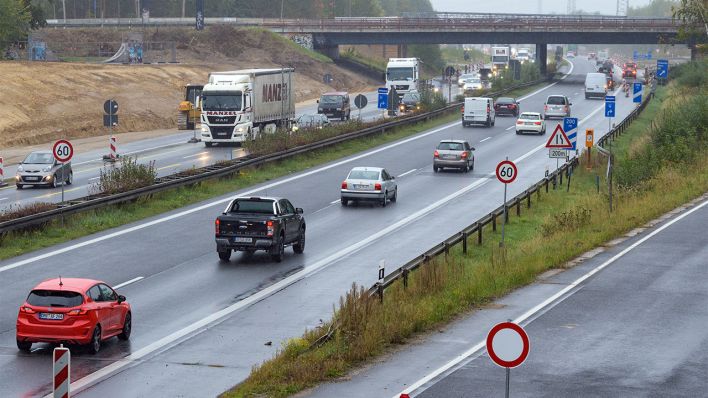 Archivbild: Autos und LKW fahren am 08.10.2020 auf der Autobahn A10 an der Anschlussstelle Birkenwerder (r) vorbei. (Quelle: dpa/Soeren Stache)