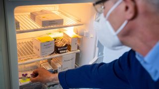 Symbolbild: Jens Wagenknecht, Arzt, holt den Impfstoff von Biontech/Pfizer aus dem Kühlschrank in seiner Arztpraxis. (Quelle: dpa/Sina Schuldt)