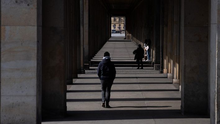 Symbolbild: Passanten gehen im April 2021 im Säulengang auf der Museumsinsel spazieren. (Quelle: dpa/Paul Zinken)