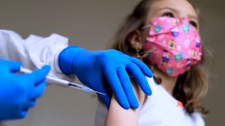 Ein Kind wird gegen Covid-19 geimpft