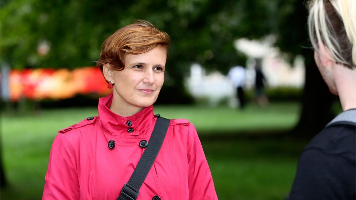 Katja Kipping von der Partei Die Linke bei ihrem Wahlkampfstart zur Bundestagswahl 2021 auf dem Friedrich-List-Platz in Dresden am 17.08.2021 (Quelle: dpa/Matthias Wehnert)
