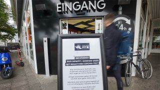 Ein Schild, das darauf hinweist, dass eines der "3Gs" (geimpft, genesen, getestet) erfüllt sein muss, steht am 23.08.2021 vor einem Fitnessstudio am Alexanderplatz. (Quelle: dpa/Jörg Carstensen)
