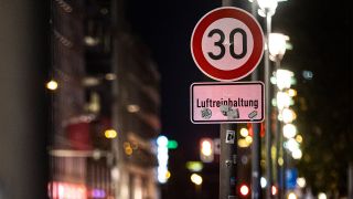 Eine Geschwindigkeitsbegrenzung zum Zweck der Luftreinhaltung, aufgenommen in Berlin, 27.10.2020. (Quelle: dpa/Florian Gaertner)