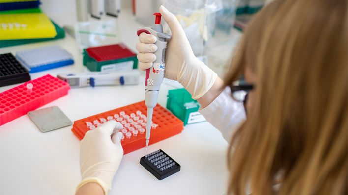Laborantin in einem PCR-Labor in Berlin am 12.11.2020. (Quelle: dpa/Thomas Imo)
