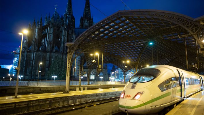 Ein ICE steht im Hauptbahnhof in Köln. (Zu dpa: «Fahrplanwechsel: Ab Dezember Non-Stopp-ICE von Köln nach Berlin») (Quelle: dpa/Federico Gambarini)