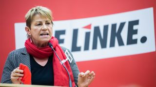 Elke Breitenbach (Die Linke), Berliner Senatorin für Integration, Arbeit und Soziales, spricht am 19.10.2021 bei einem Sonderparteitag der Berliner Linken. (Quelle: dpa/Christoph Soeder)
