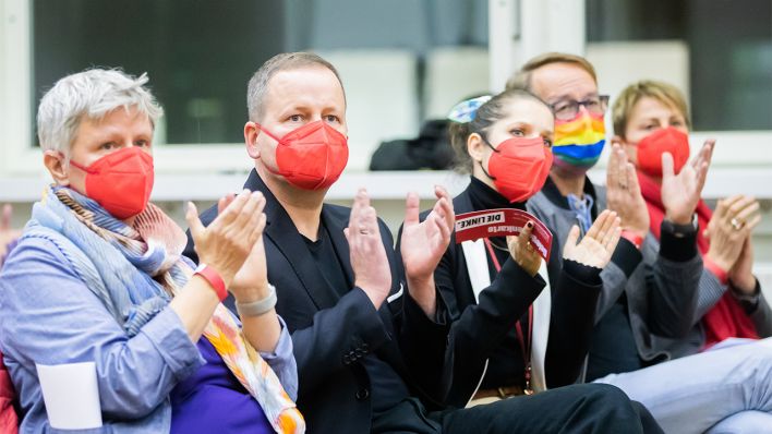 Mitglieder von Die Linke Berlin applaudieren bei einem Sonderparteitag im November 2021. (Quelle: dpa/Christoph Soeder)