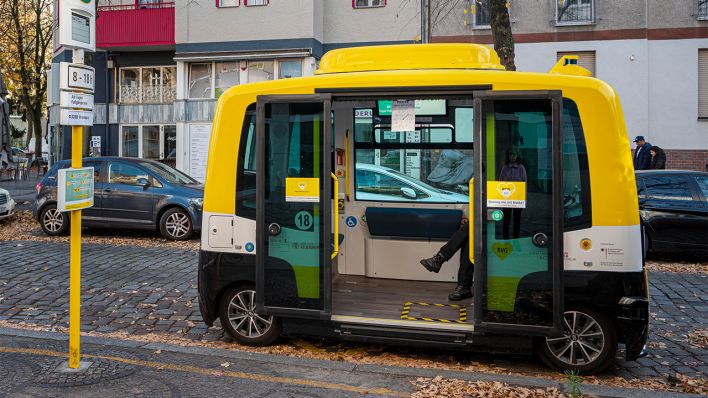 Autonomes Fahren mit dem Testbus der Berliner Verkehrsbetriebe am 31.10.2021 (Quelle: dpa/Karl-Heinz Spremberg)