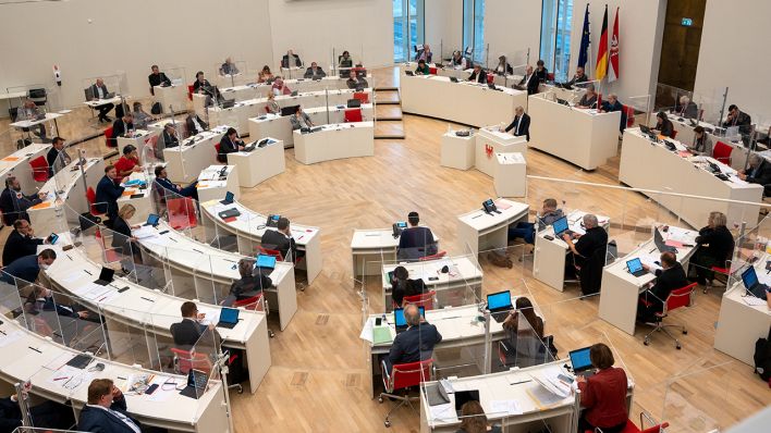 Abgeordnete nehmen an der 54. Sitzung des Brandenburger Landtages im November 2021 teil. (Quelle: dpa/Monika Skolimowska)