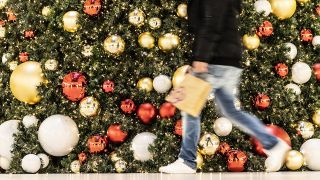 Ein Mann geht an einer Weihnachtsdekoration in einem Shopping-Center auf der Schlossstrasse in Berlin vorbei, 29.11.2021 (Quelle: dpa / Florian Gaertner / Photothek).
