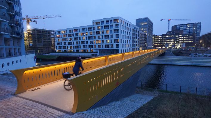 Blick auf die neue Fuß- und Radwegbrücke in der Europacity, den Golda-Meir-Steg am 08.12.2021. (Quelle: dpa/Jörg Carstensen)
