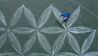 Michael Uy, Maler und Künstler, zeichnet am 28.12.2021 die «Blume des Lebens» auf das Eis eines kleinen Sees (Luftaufnahme mit einer Drohne). (Quelle: dpa/Patrick Pleul)