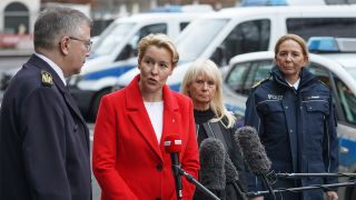 Karsten Homrighausen, Franziska Giffey (SPD), Iris Spranger (SPD) and Barbara Slowik visit a police and fire station on December 31, 2021 on the occasion of the upcoming New Year's Eve.  (Source: dpa / Jörg Carstensen)