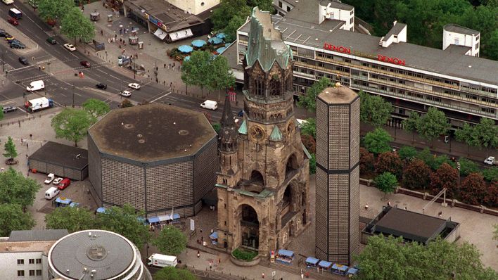 Archivbild: Ruine und Neubau der Gedächtniskirche in Berlin, aufgenommen am 22.5.2001. (Quelle: dpa/Torsten Leukert)