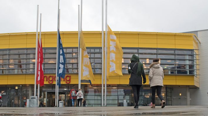 Archivfoto: Nach dem Tod von Ikea-Gründer Kamprad wehen am 28.01.2018 in Berlin die Fahnen vor der Ikea-Niederlassung in Tempelhof auf halbmast (Quelle: dpa / Paul Zinken).