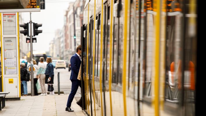 Symbolbild: Ein teuer gekleideter Mann steigt in eine BVG-Straßenbahn (Quelle: dpa / Carsten Koall)