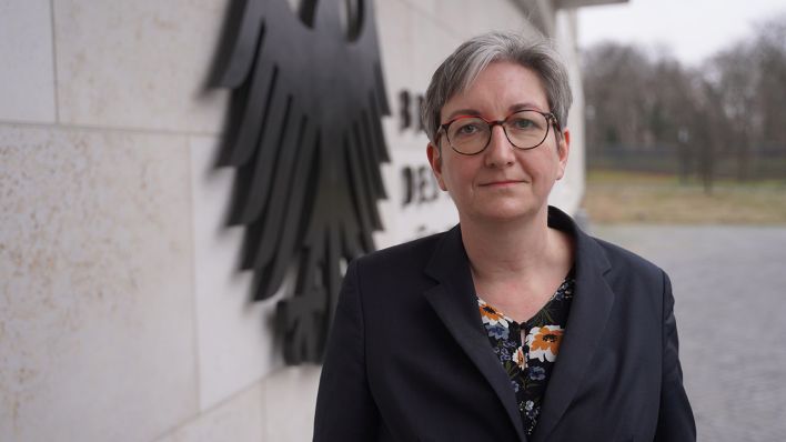 Klara Geywitz (SPD), Bundesbauministerin, steht am Eingang des Bundesinnenministeriums. (Quelle: dpa/Jörg Carstensen)