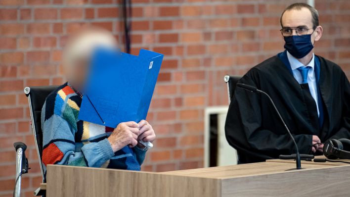 Der angeklagte ehemalige KZ-Wachmann sitzt mit seinem Anwalt Stefan Waterkamp im Gerichtssaal. (Quelle: dpa/Fabian Sommer)
