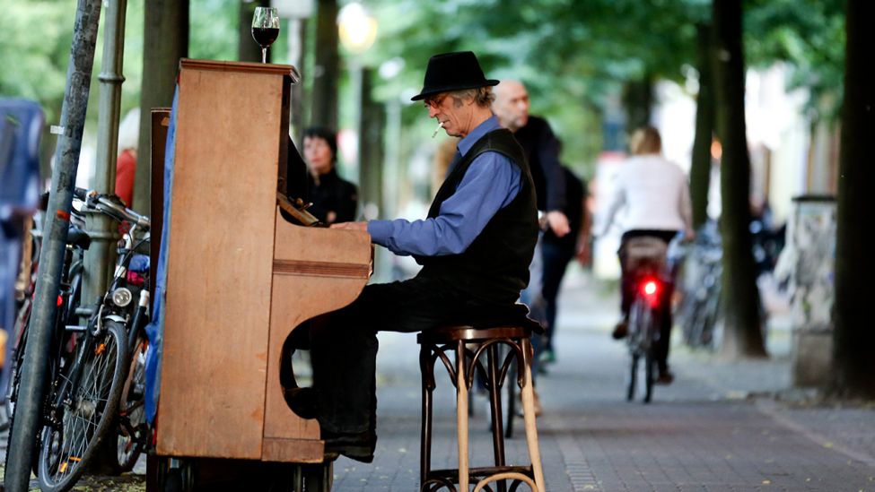 "Klavier-Helmut" spielt am 05.06.2013 auf einem Radweg in Berlin-Kreuzberg bei lauer Sommerluft auf seinem Piano. (Quelle: dpa/Kay Nietfeld)