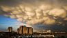 Seltene Mammatus-Wolken hängen nach einem Unwetter am 11.03.21 über Berlin (Quelle: dpa / AP / Markus Schreiber).