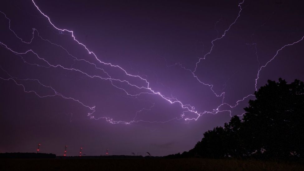 Ein Gewitter zieht in der Nacht über die Lausitz - am Himmel über der Ortschaft Proschim (Welzow) zucken Blitze (Quelle: dpa / Andreas Franke).
