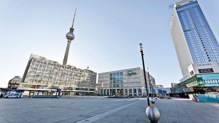 Symbolbild: Blick auf den menschenleeren Alexanderplatz mit Fernsehturm, Galeria Kaufhof und Radisson Hotel in Berlin. (Quelle: dpa/Hoensch)