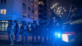 Archivbild: Polizisten stehen auf dem Kottbusser-Damm. Dort trotzten zahlreiche Menschen dem coronabedingten Böllerverbot. (Quelle: dpa/P. Zinken)
