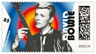 Sonderbriefmarke der Deutschen Post zum 75. Geburtstag des Musikers und Rockstars David Bowie. (Quelle: dpa/Bildfunk)