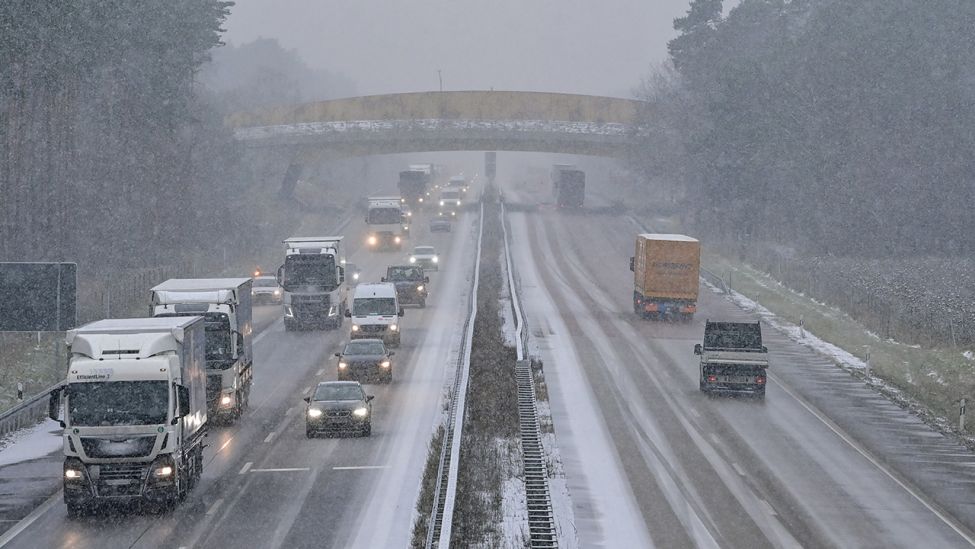 Schneefall behindert den Verkehr auf der Autobahn A12. Seit dem Vormittag schneit es in weiten Teilen von Brandenburg. (Quelle: dpa/Patrick Pleul)