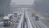 Schneefall behindert den Verkehr auf der Autobahn A12. Seit dem Vormittag schneit es in weiten Teilen von Brandenburg. (Quelle: dpa/Patrick Pleul)