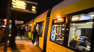 Eine Straßenbahn auf der Linie M10 hält an der Haltestelle Frankfurter Tor. (Quelle: dpa/Christophe Gateau)