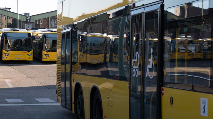 Busse der Berliner Verkehrsbetriebe (BVG) stehen auf dem Betriebshof an der Müllerstraße. (Quelle: dpa/Paul Zinken)