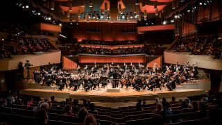 Die Berliner Philharmoniker spielen auf der Bühne ein Konzert. (Quelle: dpa/Stephan Rabold)