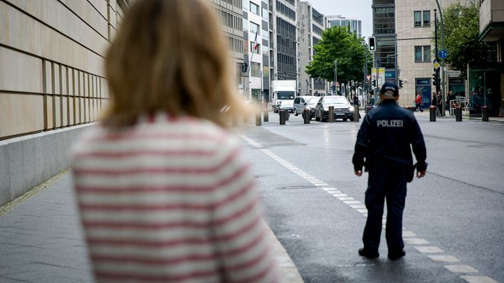Jill Gallard, Britische Botschafterin und ein Polizist stehen vor der Britischen Botschaft in Berlin. (Quelle: dpa/Janine Schmitz) Jill Gallard, Britische Botschafterin und ein Polizist stehen vor der Britischen Botschaft in Berlin. (Quelle: dpa/Janine Schmitz)