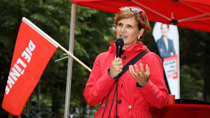 Katja Kipping bei einer Wahlkampfveranstaltung (Quelle: dpa/Matthias Wehnert)