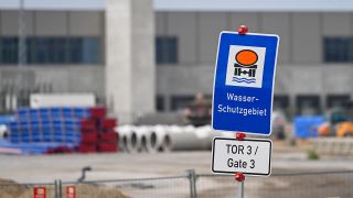 "Wasser-Schutzgebiet" steht auf auf einem Schild zur Zufahrt zum Baugelände der Tesla Gigafactory östlich von Berlin. (Quelle: dpa/Patrick Pleul)