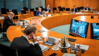Die geschäftsführende Bundeskanzlerin Angela Merkel (CDU, 3.v.l) nimmt im Bundeskanzleramt an der Ministerpräsidentenkonferenz teil. (Quelle: dpa/Steffen Kugler)