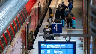 Fahrgäste steigen im Hauptbahnhof in einen Regionalzug der Deutschen Bahn. (Quelle: dpa/Monika Skolimowska)