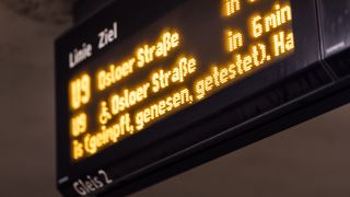Eine Anzeige der Berliner Verkehrsbetriebe (BVG) zum Einhalten der 3G-Nachweispflicht (geimpft, genesen, getestet) zur Nutzung der oeffentlichen Verkehrsmittel zeichnet sich ab am U-Bahnhof Bundesplatz in Berlin. (Quelle: dpa/Florian Gaertner)